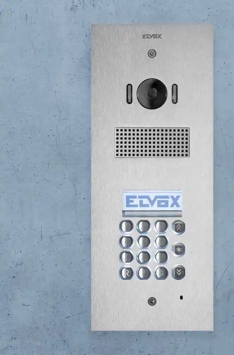 Accessiq Elvox porttelefon Steely mot blå vägg