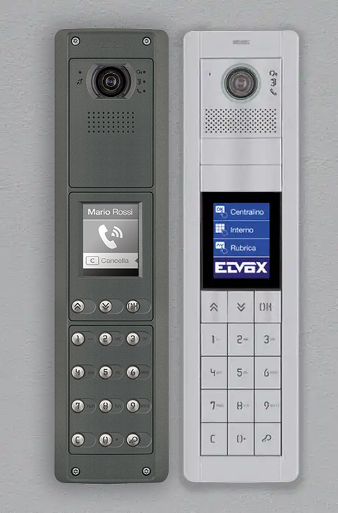 Accessiq Elvox porttelefon Pixel och Pixel Heavy mot grå husvägg